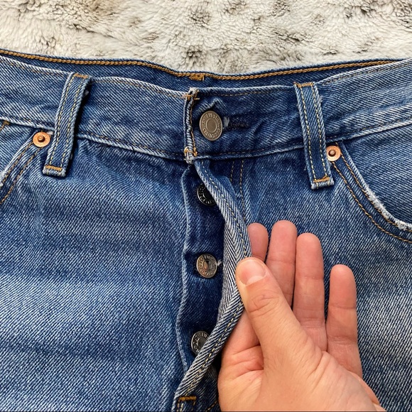 Levi’s 501 High Rise Cutoff Jean Shorts - Picture 3 of 4